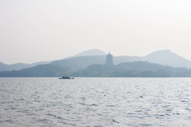 Göl ve dağ ile manzara.