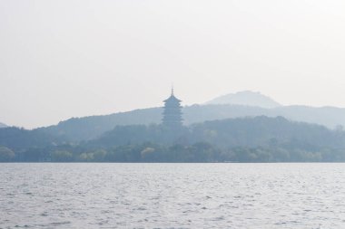 Göl ve dağ ile manzara.