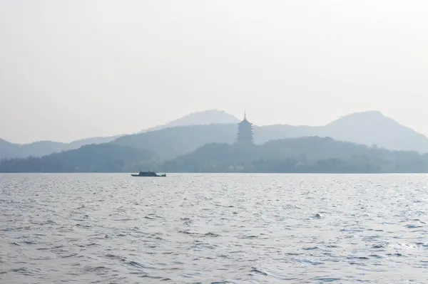 景观与湖和山. — 图库照片