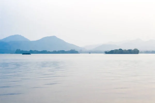 景观与湖、 宝塔、 船山. — 图库照片