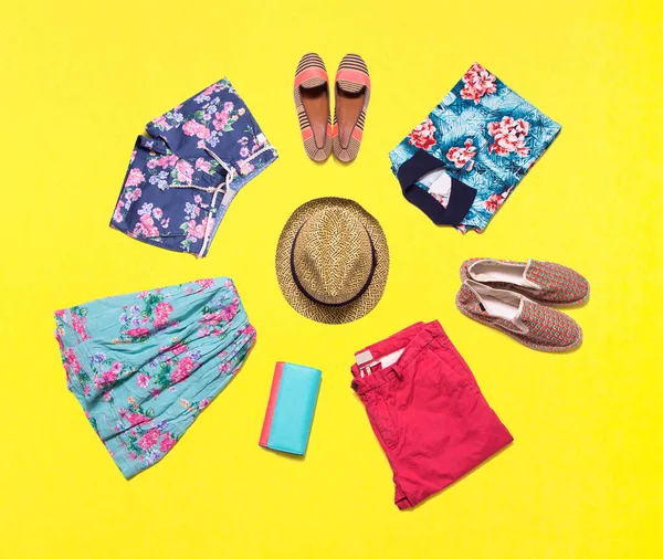 밝은 여름 옷의 컬렉션. — 스톡 사진