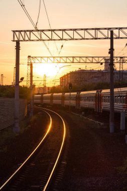 gün batımında tren