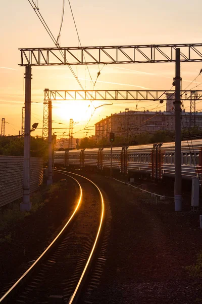 gün batımında tren