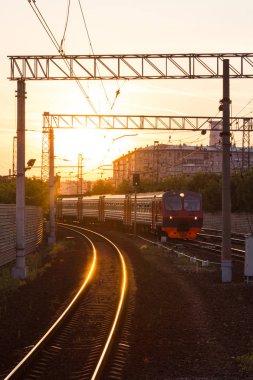 gün batımında tren