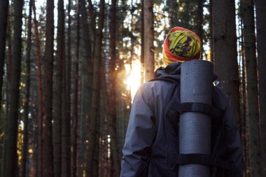 Sırt çantası, ormanda ayakta yolcu ile genç adam.
