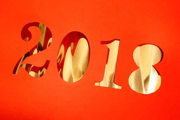 Nový rok 2018 vystříhaných z červeného papíru na zlatém podkladu — Stock fotografie