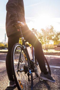 Bisikletçi yol bisikleti duruyor