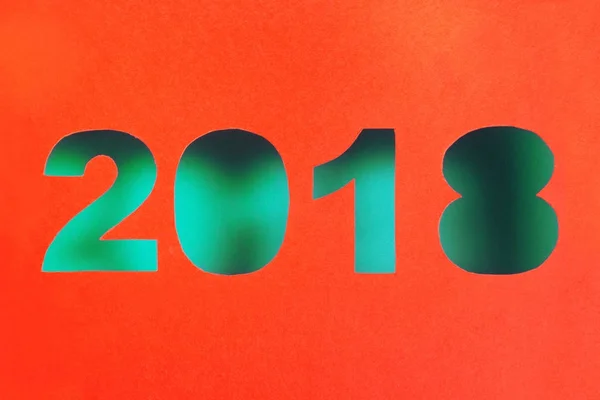 Nytt år 2018 skära från rött papper på grön bakgrund — Stockfoto