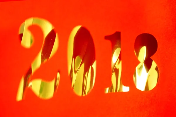 2018 Nieuwjaar gesneden uit rood papier op gouden achtergrond — Stockfoto