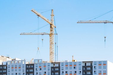 Vinçler ve bina inşaat