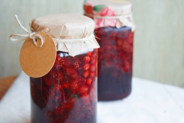 Boş etiketi içeren çilek reçeli