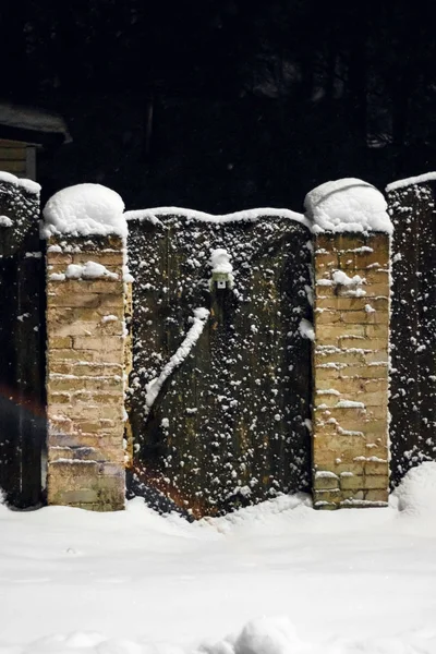 Landsbygdens vinter scen. Trädörr på vintern i snön — Stockfoto