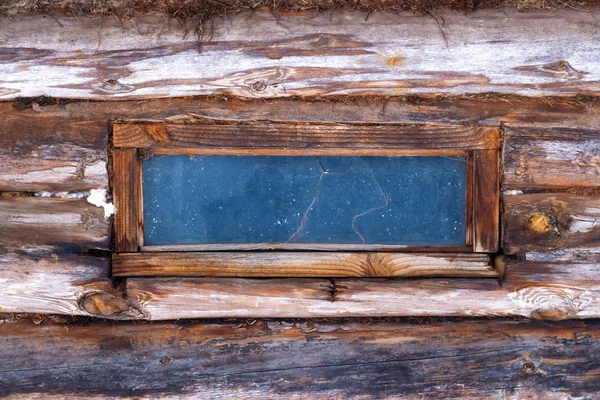 Litet fönster i ett gammalt träskjul — Stockfoto