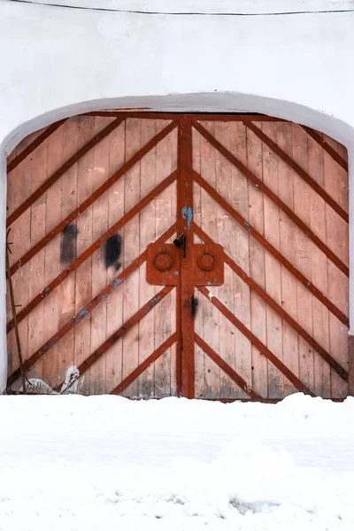 Gammal stor dörr. Entré med en välvd dubbeldörr, tillverkad av trä med metallram — Stockfoto