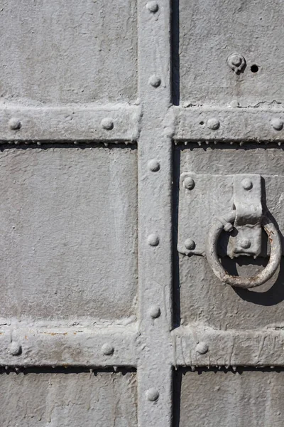 Vieille porte métallique close-up avec poignée ronde — Photo