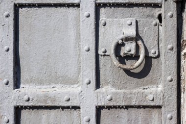 Metal kapı yakın çekim yuvarlak saplı