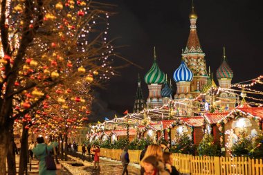 Moskova - 4 Aralık 2017: Noel ve yılbaşı dekorasyon kırmızı kare