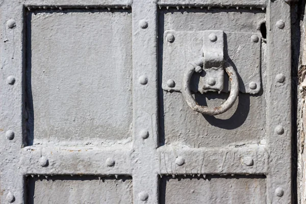 Fermeture de porte métallique avec poignée ronde — Photo