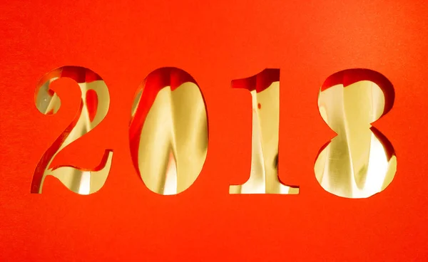 2018-ban új év arany háttér piros papírból vágott — Stock Fotó