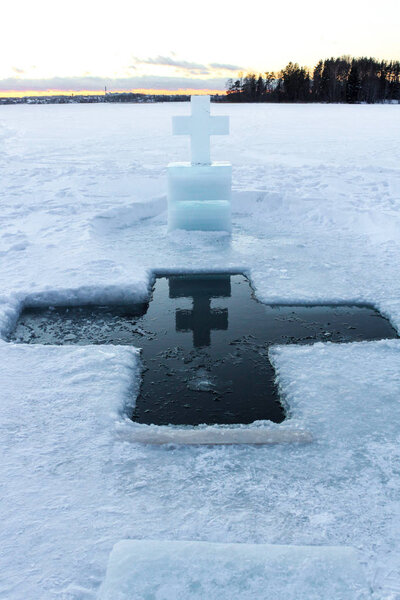 Дыра для ледового креста на праздники православного крещения в России
