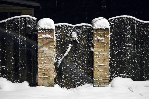 Landsbygdens planket på vintern i snön — Stockfoto