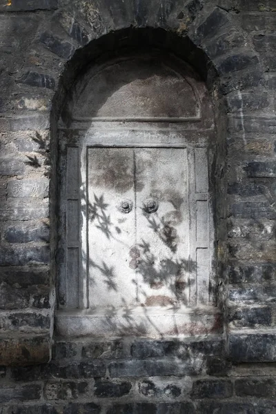 Vieille fenêtre en acier dans l'ancien temple chinois — Photo