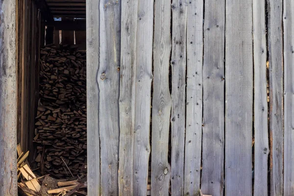 Drewno kominkowe w rustykalne drewniane stodoły w miejscowości — Zdjęcie stockowe