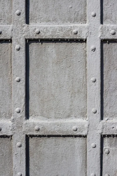 Старая винтажная металлическая дверь с квадратным рисунком — стоковое фото