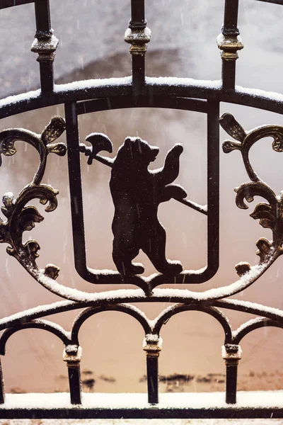 Медведь с топором - Ярославское оружие, Россия. Металлическая кованая ограда — стоковое фото