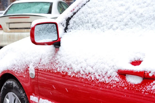 Samochód pokryty śniegiem — Zdjęcie stockowe