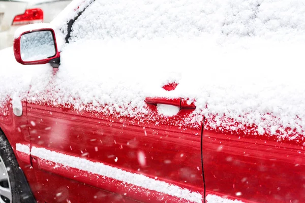 Pokryte śniegiem czerwony samochód zimą — Zdjęcie stockowe