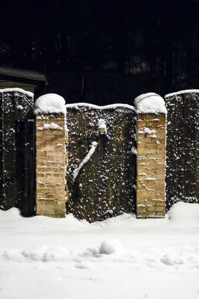Trädörr på vintern i snön — Stockfoto
