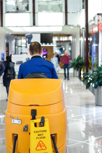Alışveriş merkezinde süpürmek, süpürge