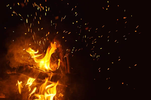 Gece kamp ateşi ile boşaltmak — Stok fotoğraf