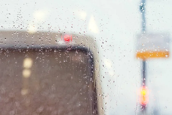 Regendruppels op auto-venster — Stockfoto