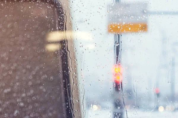 Regendruppels op auto-venster — Stockfoto
