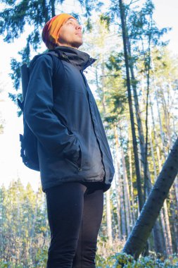 Çam ormanı içinde hiking adam