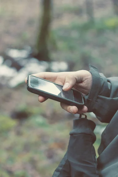 Man håller en smartphone — Stockfoto