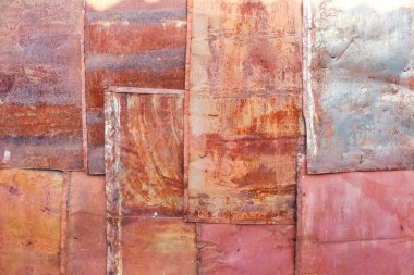 Eski paslı metal paneller çizik