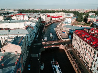 Saint Petersburg 'un, Moika Nehri' nin, nehir teknelerinin ve eğlence teknelerinin havadan çekilmiş fotoğrafı. Rusya