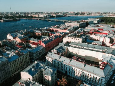 Sankt Petersburg, Neva nehrinin ortasındaki panorama, hava fotoğrafı. Gündüz, güneşli bir gün. Rusya
