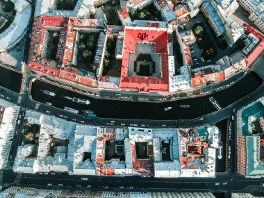 Saint Petersburg 'un, Moika Nehri' nin, nehir teknelerinin ve eğlence teknelerinin havadan çekilmiş fotoğrafı. Rusya