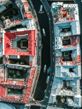 Saint Petersburg 'un, Moika Nehri' nin, nehir teknelerinin ve eğlence teknelerinin havadan çekilmiş fotoğrafı. Rusya