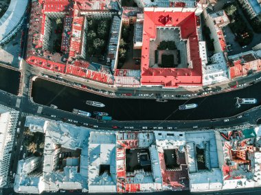 Saint Petersburg 'un, Moika Nehri' nin, nehir teknelerinin ve eğlence teknelerinin havadan çekilmiş fotoğrafı. Rusya