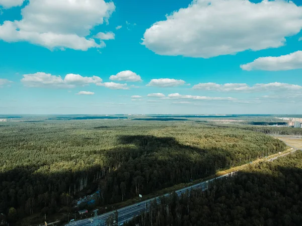 Foto aerea del drone, linea di trasmissione ad alta tensione. Giorno, Sunny. Russia, San Pietroburgo — Foto Stock