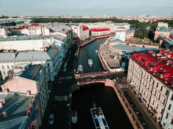 Letecká fotografie centra Petrohradu, řeky Moiky, říčních člunů a výletních lodí. Rusko — Stock fotografie