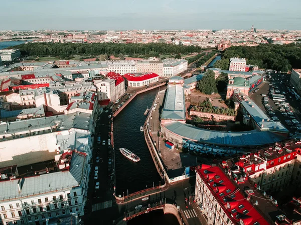 Saint Petersburg 'un, Moika Nehri' nin, nehir teknelerinin ve eğlence teknelerinin havadan çekilmiş fotoğrafı. Rusya