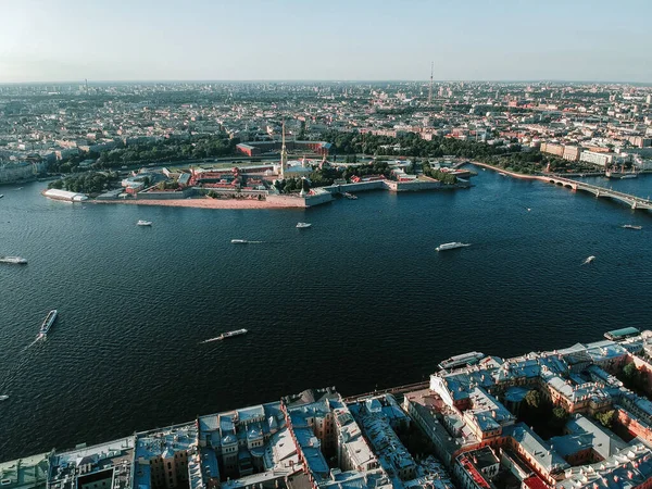 Panorama do centro de São Petersburgo, rio Neva, fortaleza de Peter e Paul, foto aérea. De dia, dia ensolarado. Rússia — Fotografia de Stock