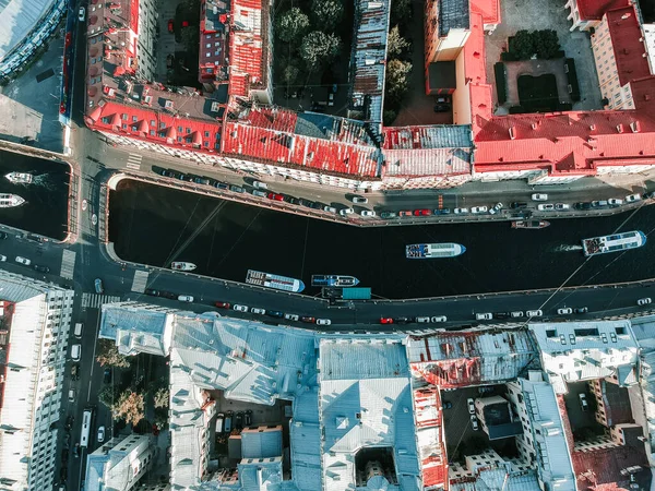 Foto aérea del centro de San Petersburgo, río Moika, barcos fluviales y embarcaciones de recreo. Rusia — Foto de Stock