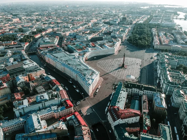 St. Petersburg merkezinin panoraması, Palace Meydanı, Kış Sarayı, hava fotoğrafı. Gündüz, güneşli bir gün. Rusya — Stok fotoğraf